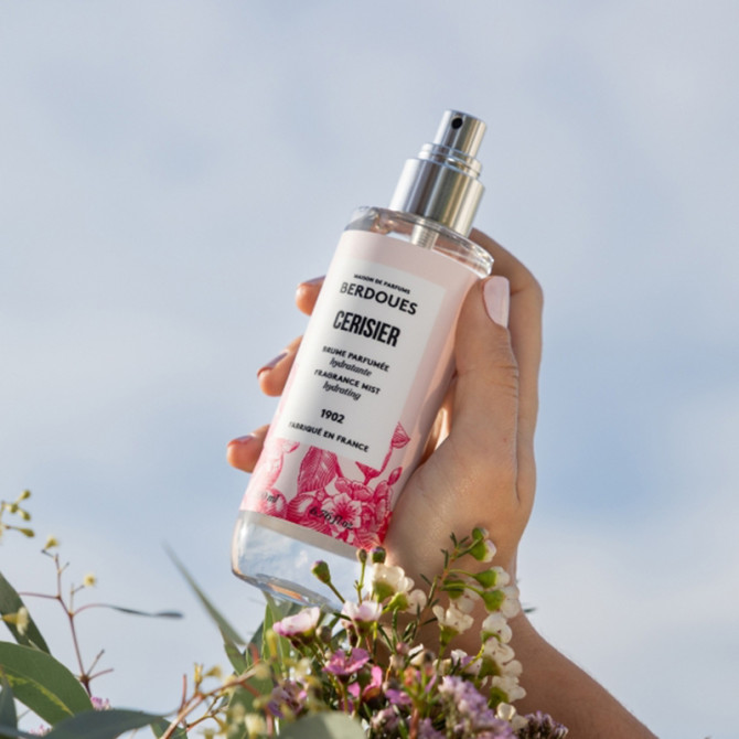 Feuchtigkeitsspendendes Parfüm-Spray mit Kirschduft