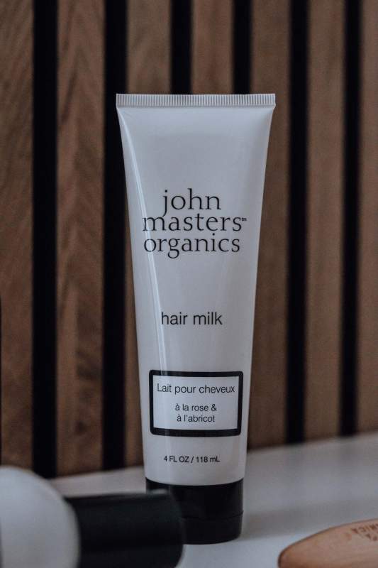 Découvrez le Lait bio pour cheveux rose & abricot de John Masters Organics